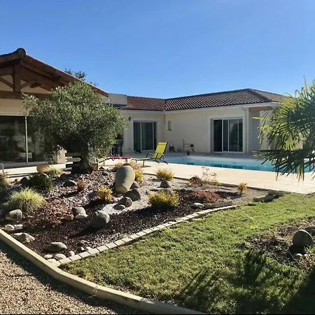 Piscine 210 M2 Proche Perigueux 酒店 *